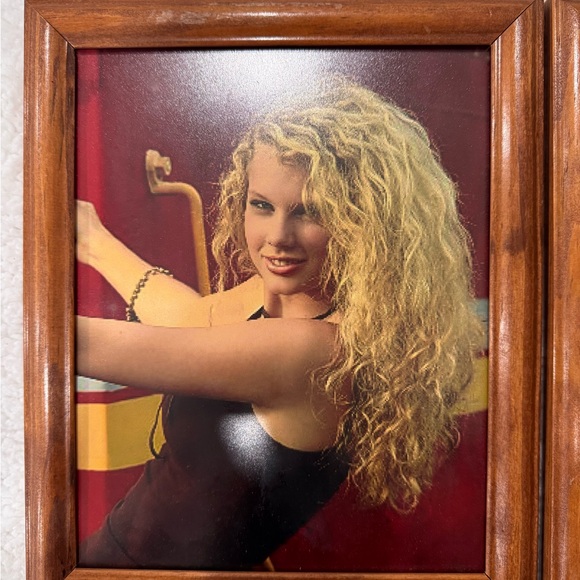 2 Framed Photos of Young Taylor Swift - Picture 3 of 6